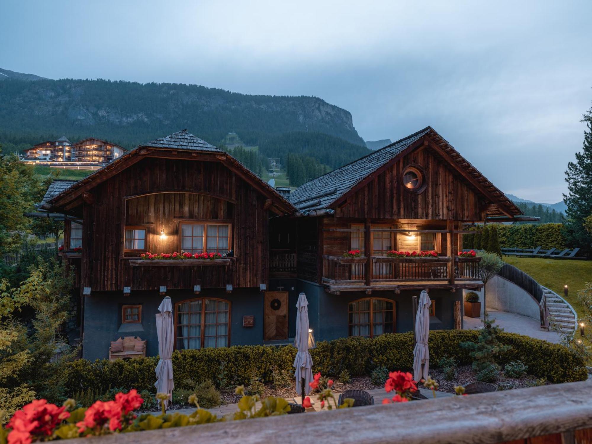 Sportony Mountain Lodges ラ・ヴィッラ エクステリア 写真
